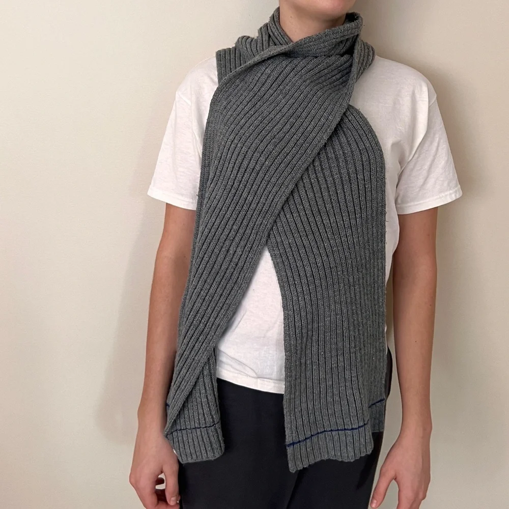 Gap gray scarf